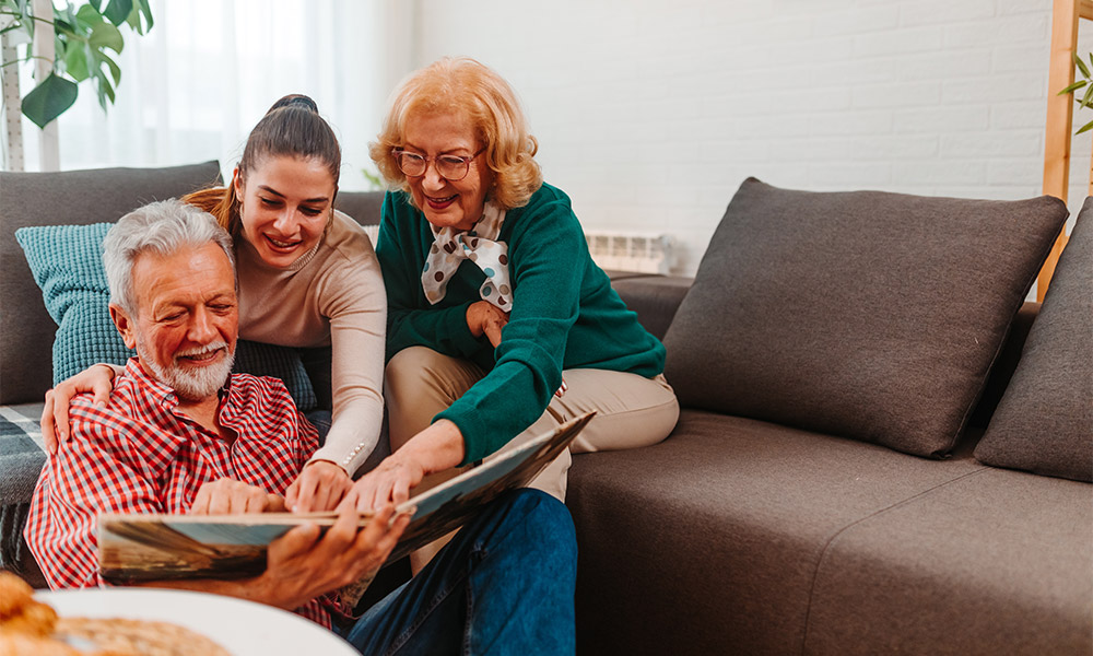 Soy ciudadano, ¿puedo pedir a mis padres si han sido detenidos al entrar a los EE.UU.?