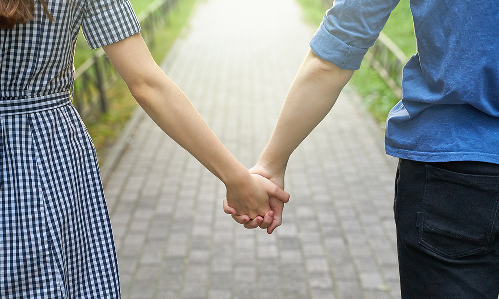 Si estás haciendo una petición de cónyuge, ¿debes salir del país mientras esperas la respuesta?