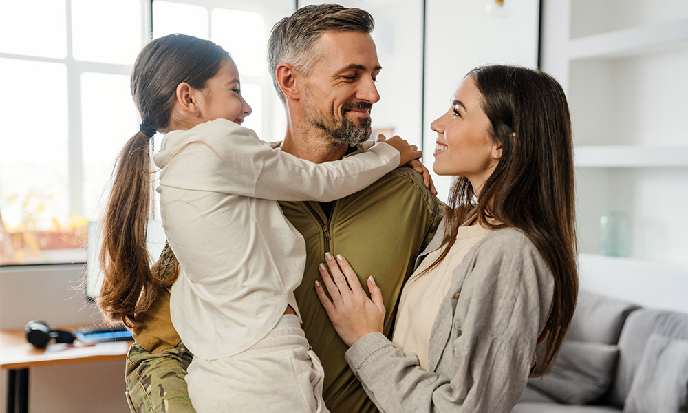 Si tu hijo está activo en el Army, ¿se puede demorar menos tu petición?