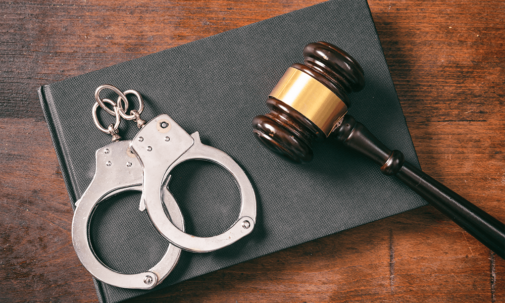 ¿Tener antecedentes penales afectarían tu Green Card?