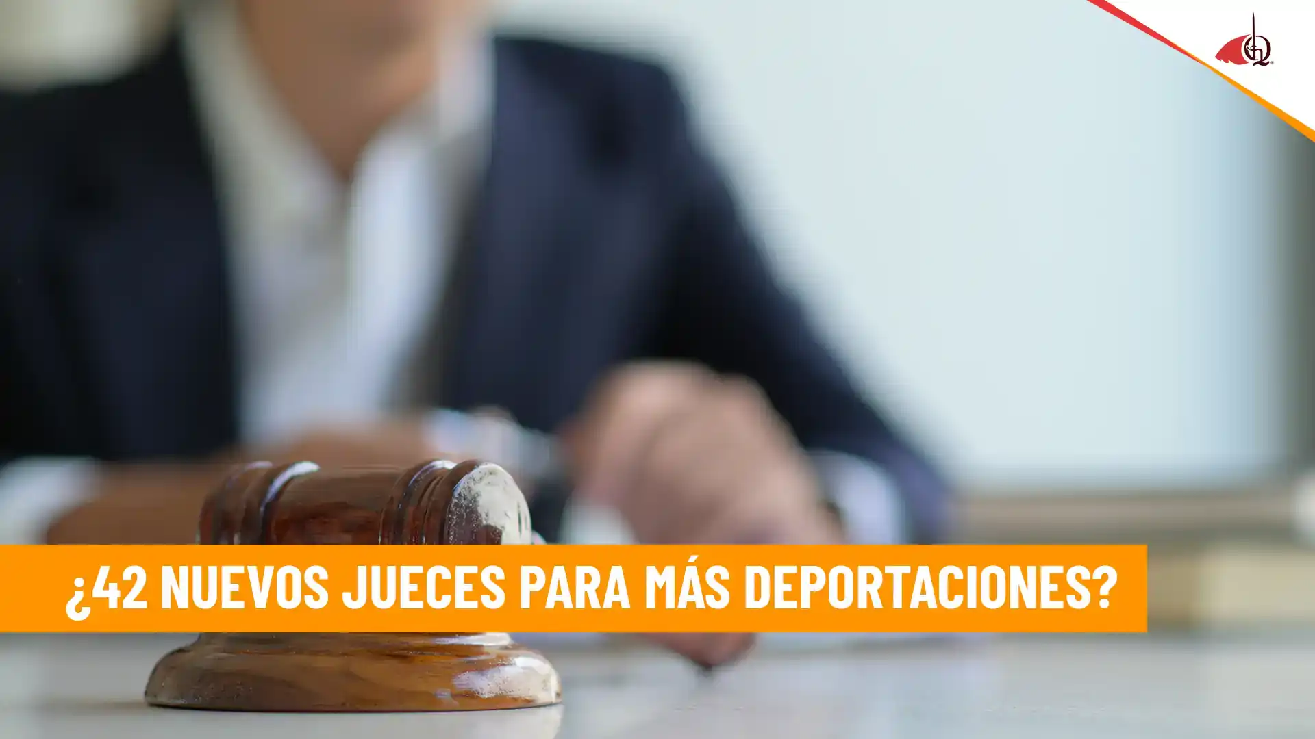 Podio de juez que representa los 42 nuevos jueces