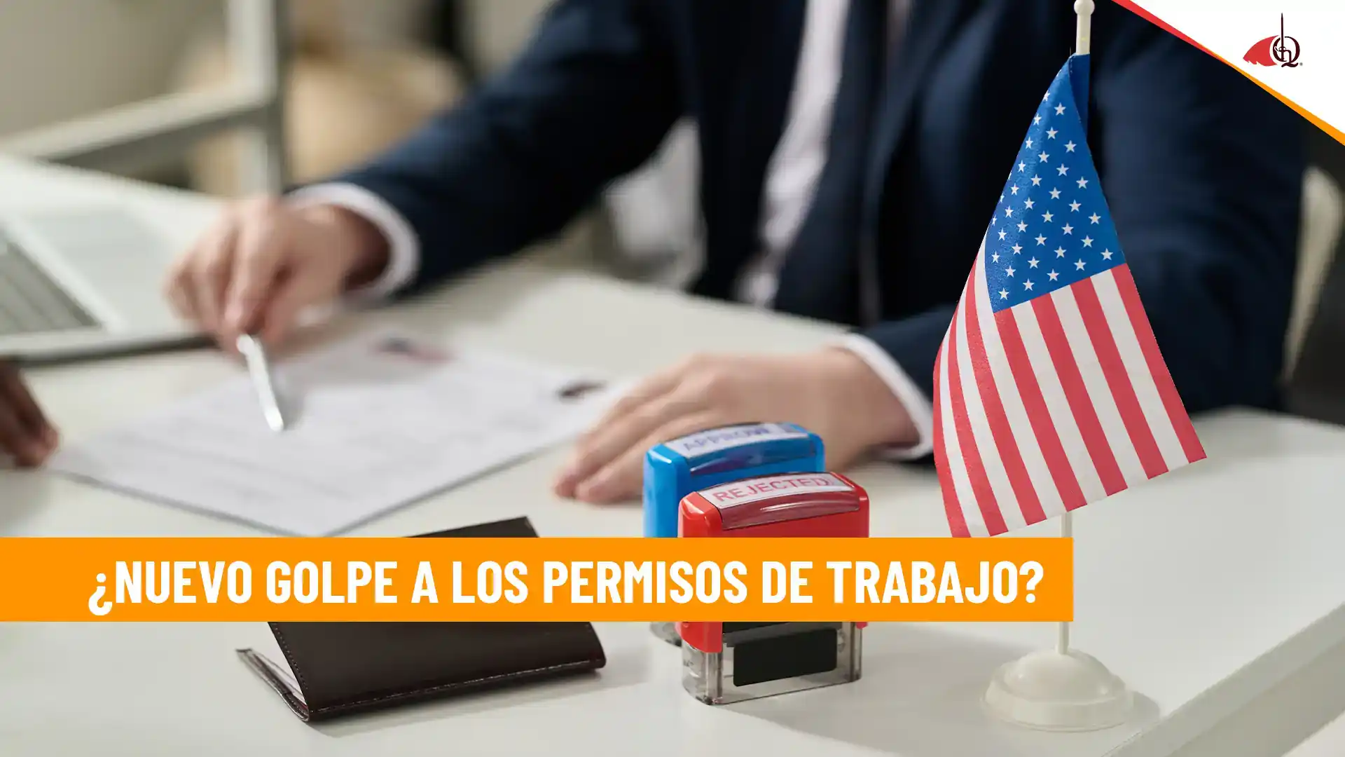 Oficina con documentos y bandera de EE.UU.