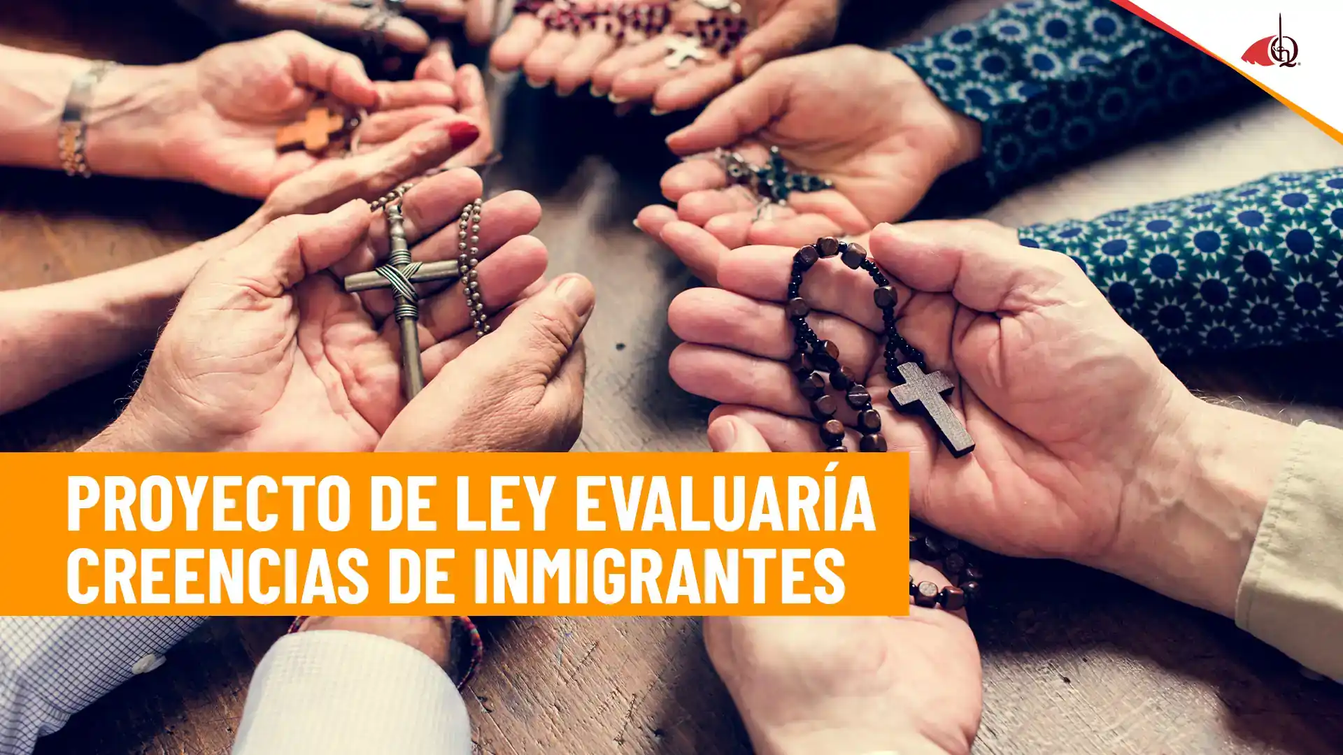 Manos sosteniendo rosarios en un contexto de discusión legal