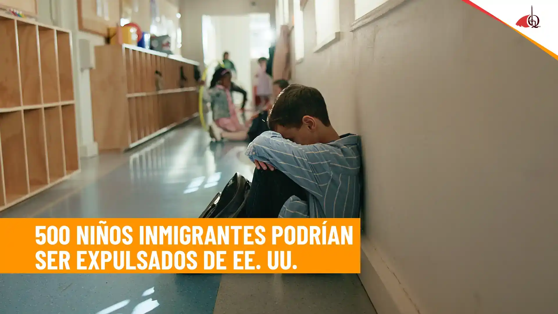 Niños inmigrantes en un pasillo escolar