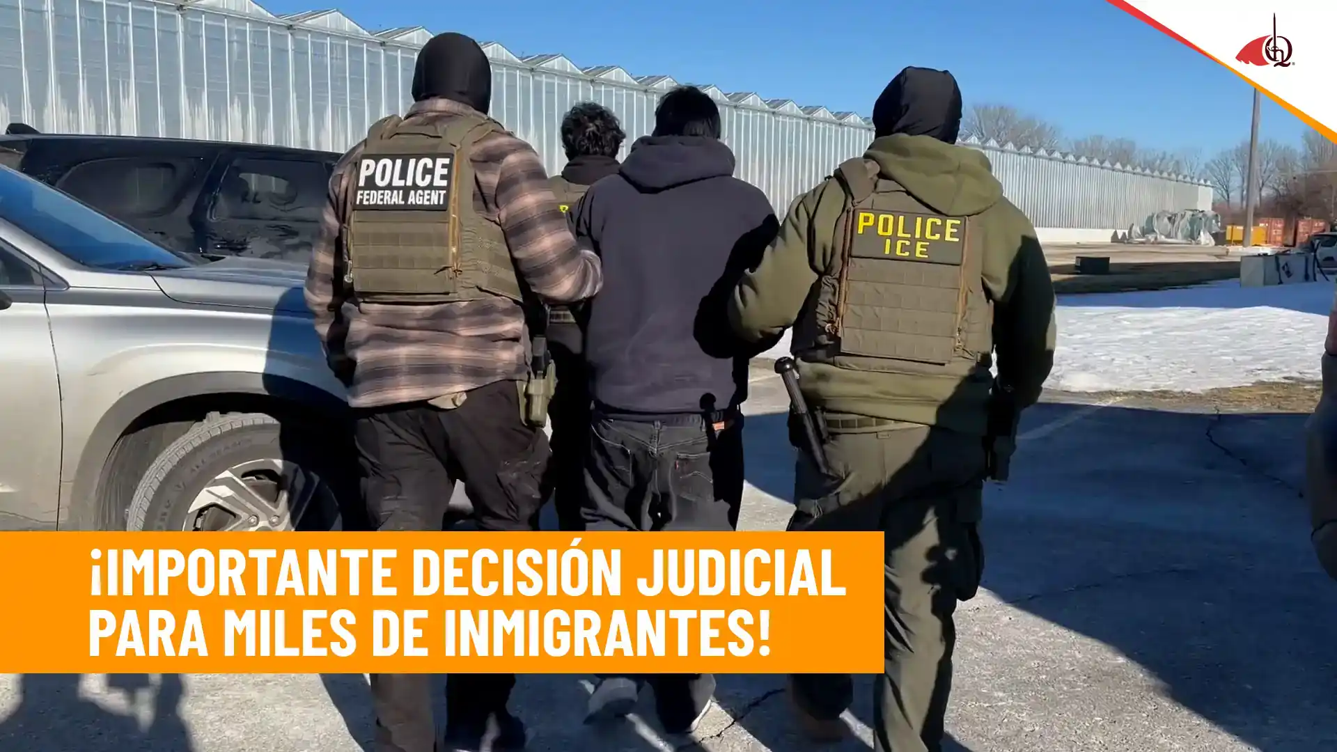 Agentes de policía federal arrestando a un inmigrante