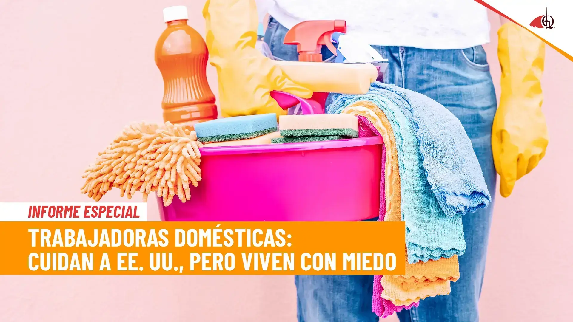 Trabajadora doméstica con productos de limpieza y el texto: “Cuidan a EE. UU., pero viven con miedo”