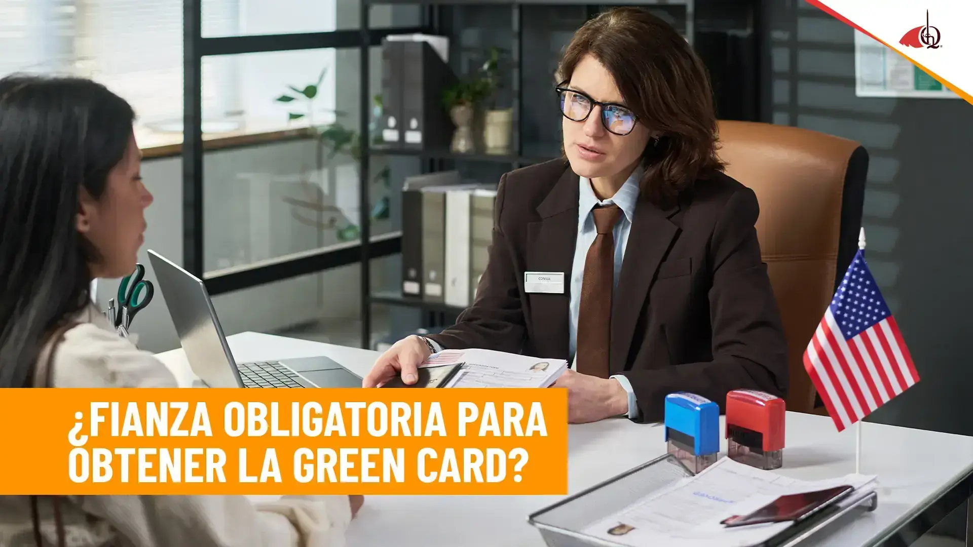 Abogada atiende a una persona en oficina con texto sobre fianza obligatoria para obtener la green card