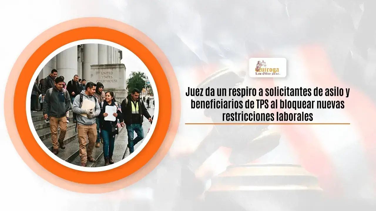 Solicitantes de asilo y beneficiarios de TPS salen de un tribunal en EE. UU.