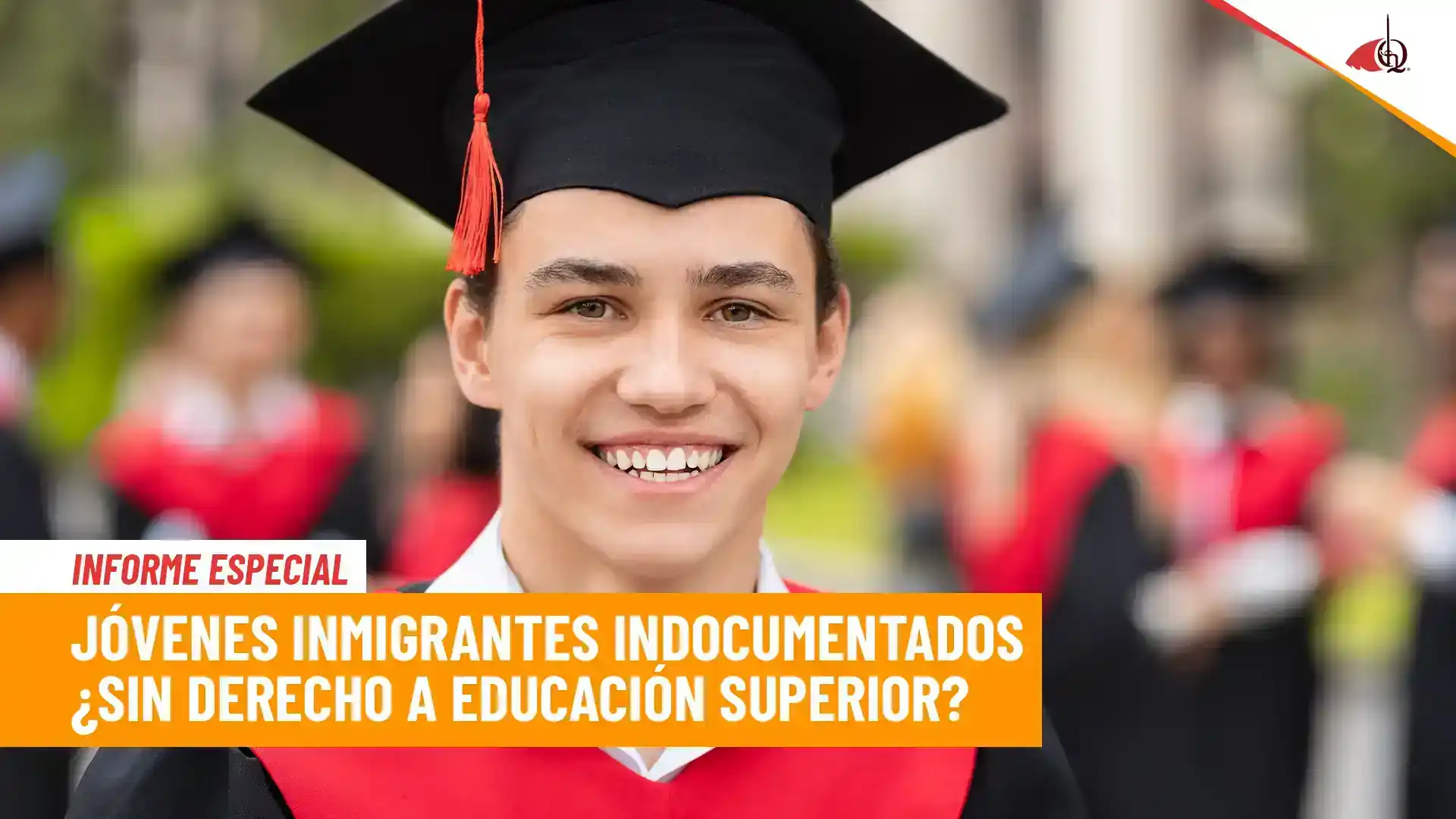 Joven graduado con birrete frente a texto sobre inmigrantes indocumentados y educación superior