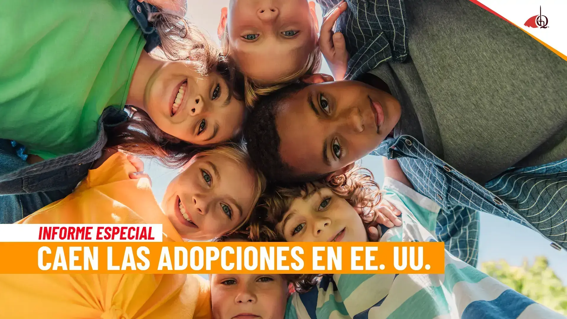 Niños reunidos en círculo con el texto: caen las adopciones en EE. UU.
