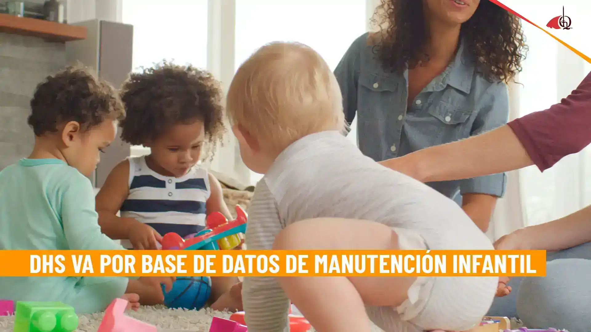 Niños pequeños jugando mientras un adulto supervisa, con texto sobre DHS y base de datos de manutención infantil