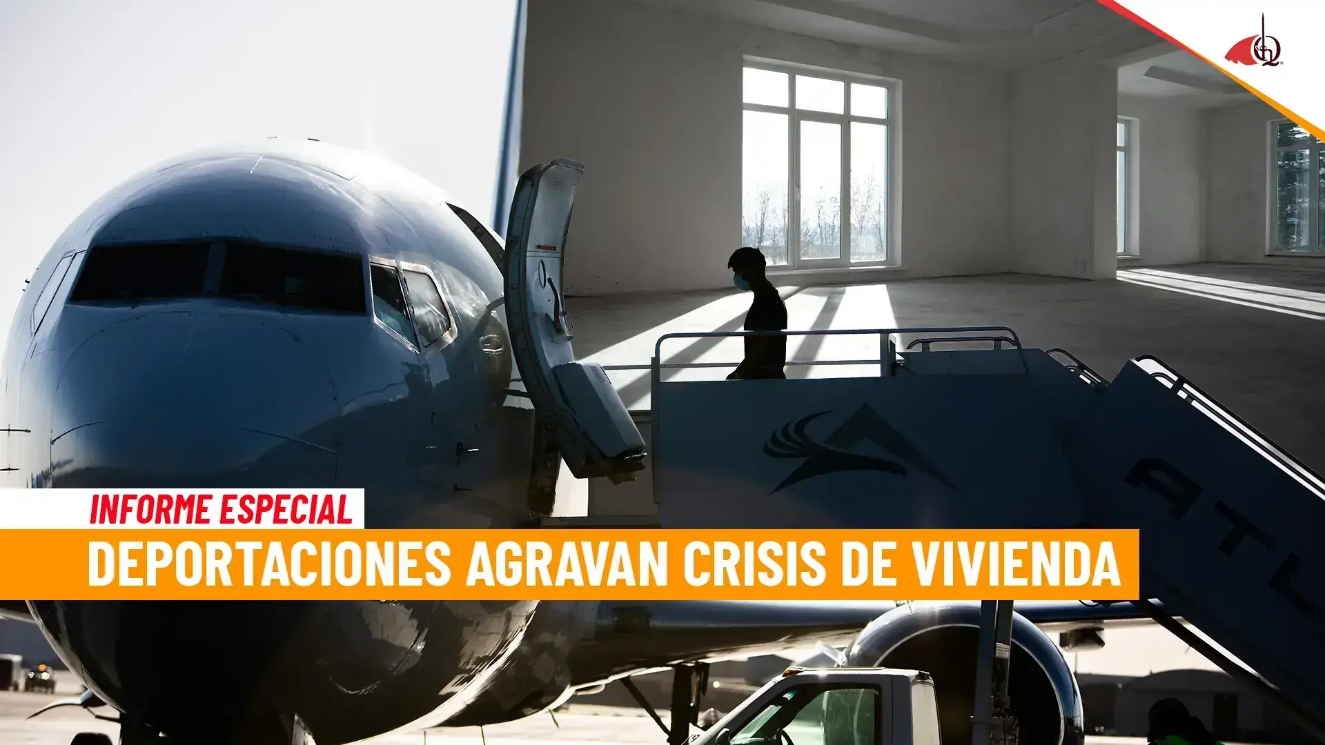 Avión de deportación con el texto “Deportaciones agravan crisis de vivienda”