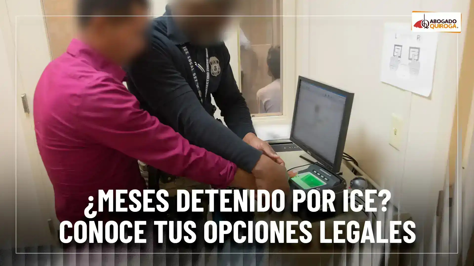 Un hombre en camisa rosa es asistido por un oficial mientras interactúan con una computadora en un entorno legal.